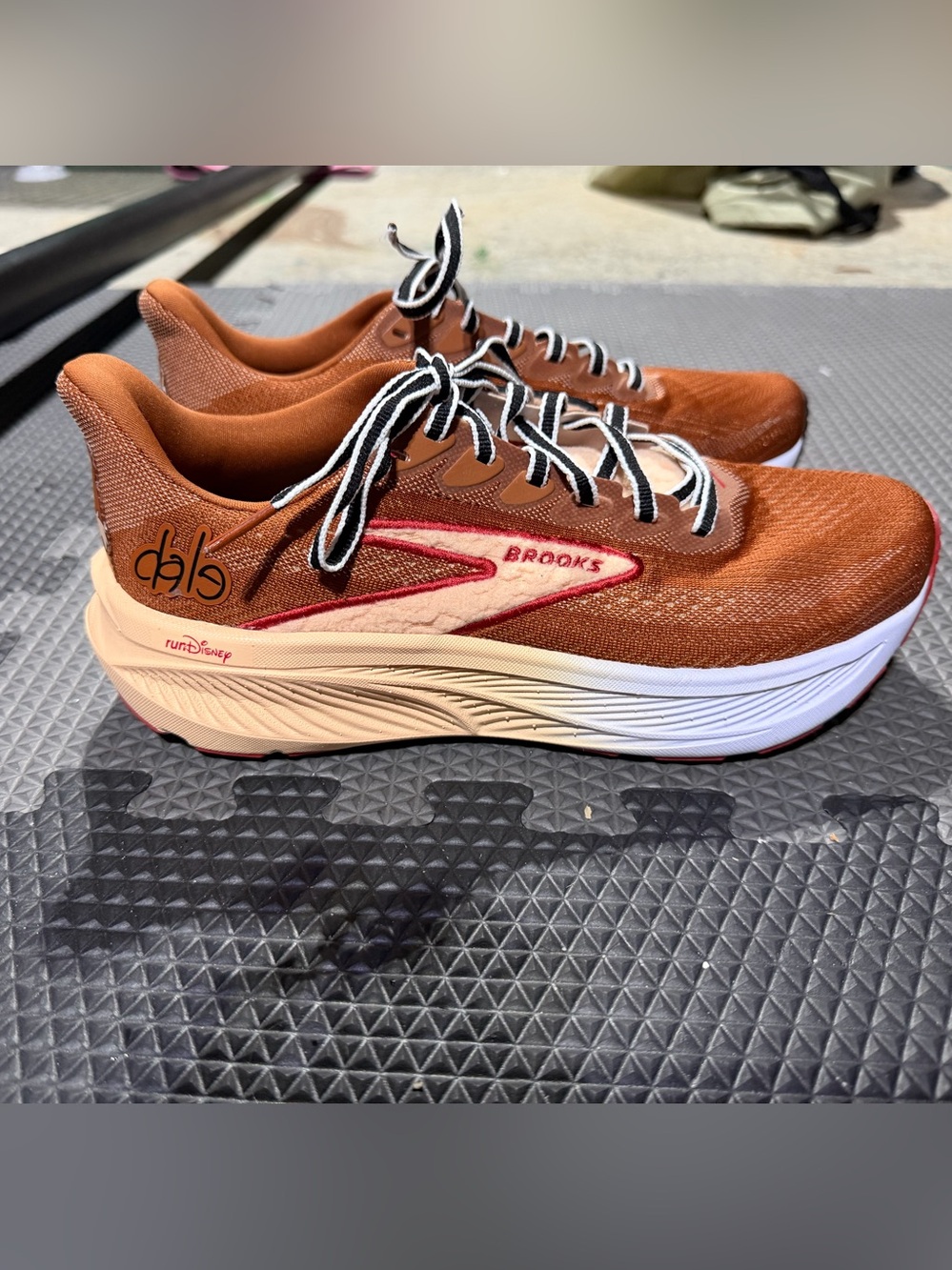 Brook’s run Disney chip and dale shoes size 8